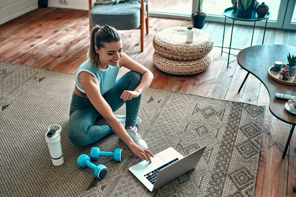 Diät-Tipps: Frau beim Homeworkout