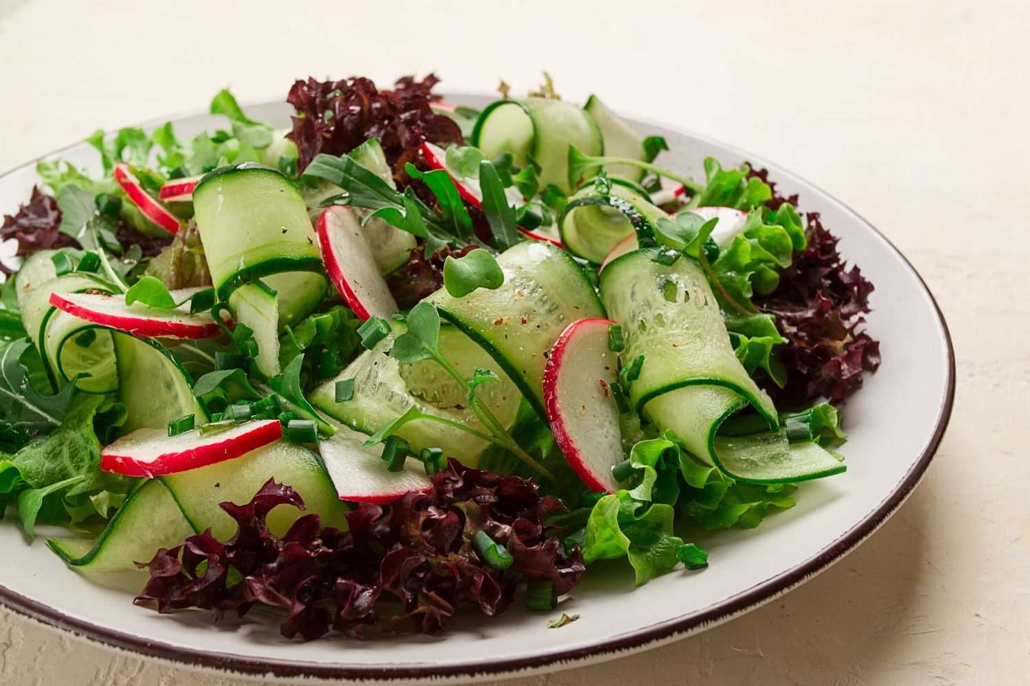 Keto-Rezept zum Abnehmen: Frischer Gurke-Radieschen-Salat