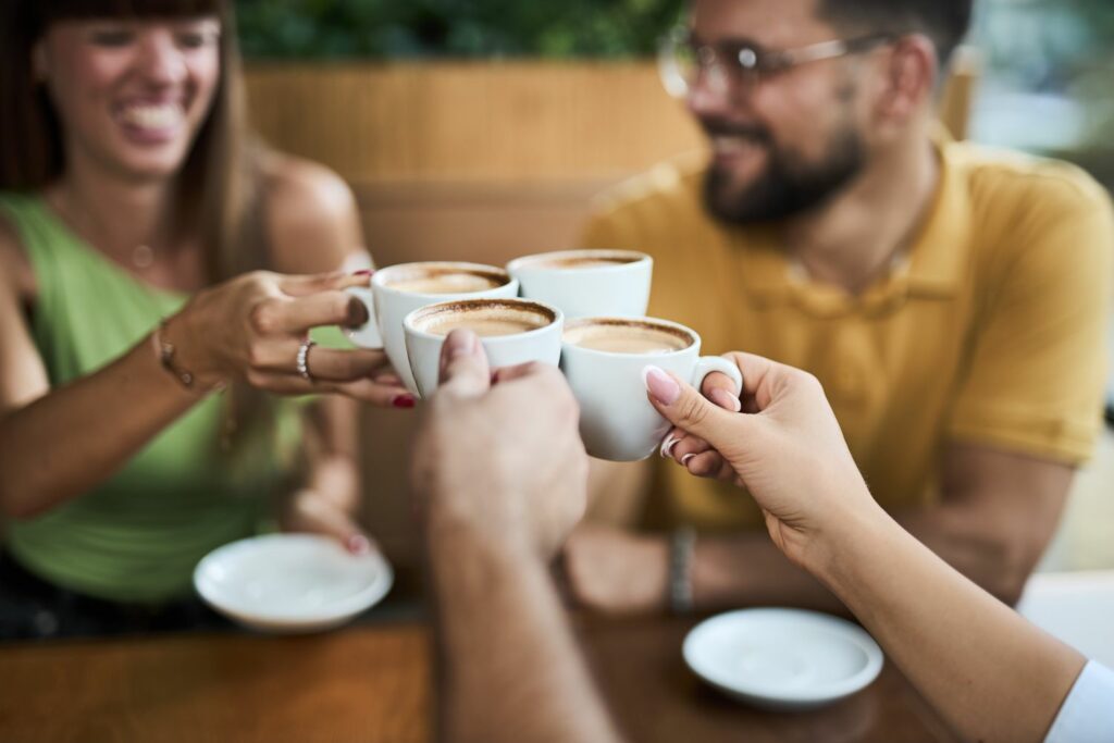 Kaffee beim Abnehmen: mit Freunden